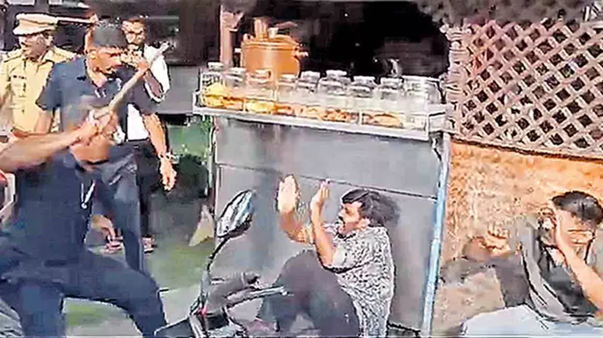 नवाकेरल बस हमला: ADGP ऑफिस पर शक के बाद SIT जांच राजधानी ट्रांसफर नवाकेरल बस हमला: ADGP ऑफिस पर शक के बाद SIT जांच राजधानी ट्रांसफर