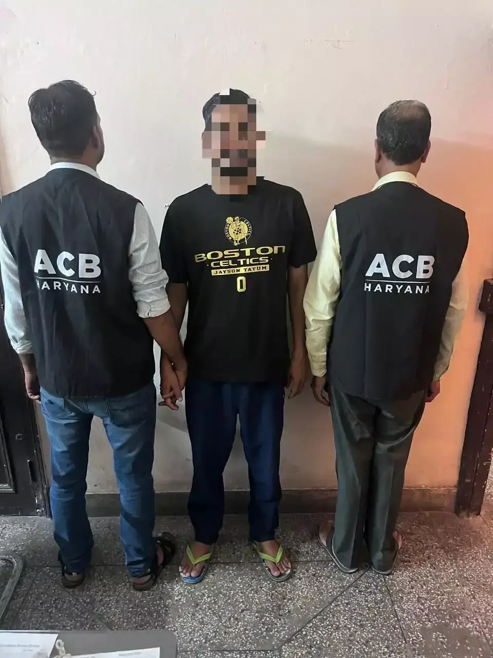 Chandigarh: एसीबी ने फरार आरोपी की गिरफ्तारी में हासिल की सफलता Chandigarh: एसीबी ने फरार आरोपी की गिरफ्तारी में हासिल की सफलता