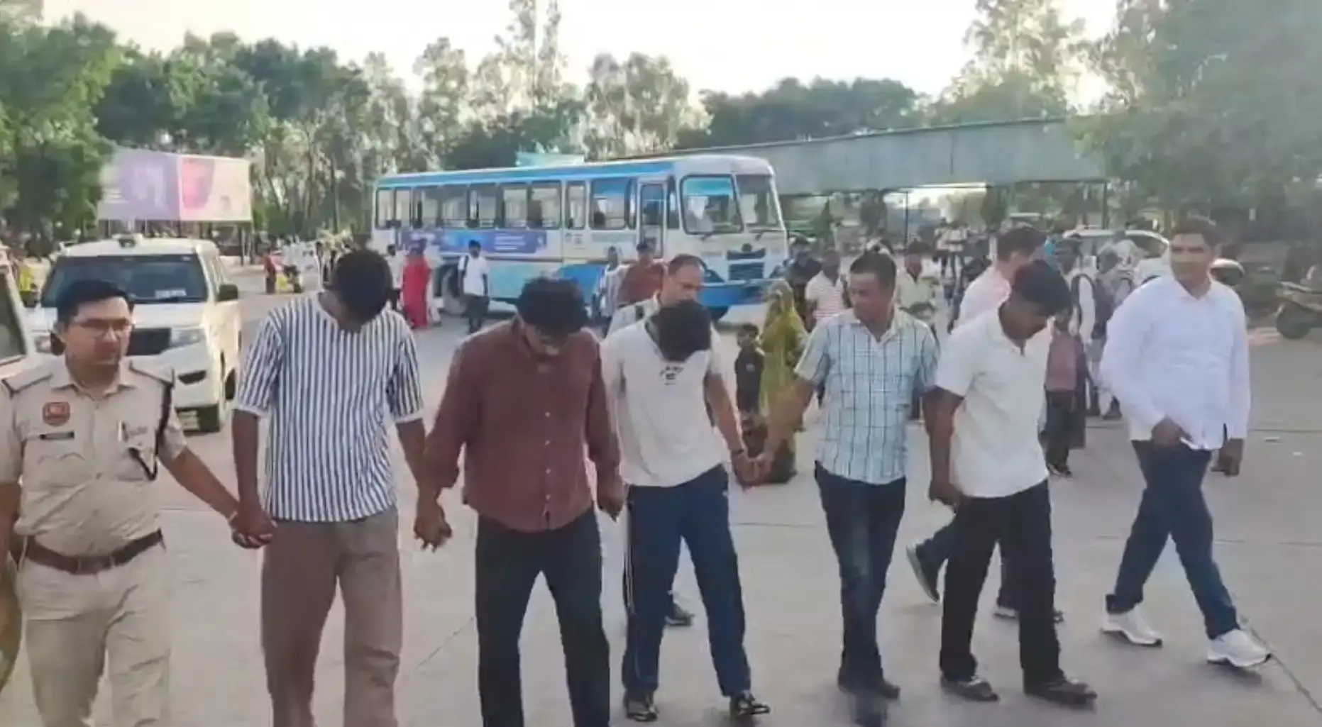 Kaithal: कैथल में हमले के आरोपियों का पुलिस ने किया सार्वजनिक प्रदर्शन Kaithal: कैथल में हमले के आरोपियों का पुलिस ने किया सार्वजनिक प्रदर्शन