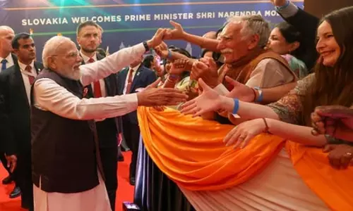 ब्रातिस्लावा में स्वागत सच में खास था, भारतीय समुदाय के प्यार और स्नेह के लिए आभारी हूं: पीएम मोदी ब्रातिस्लावा में स्वागत सच में खास था, भारतीय समुदाय के प्यार और स्नेह के लिए आभारी हूं: पीएम मोदी
