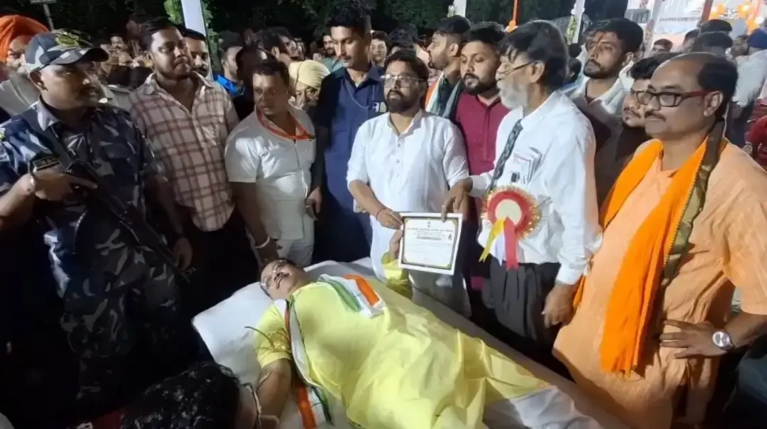 West Burdwan: जन्मदिन पर विधायक कृष्णेंदु मुखर्जी ने किया रक्तदान, दिया प्रेरणादायक संदेश West Burdwan: जन्मदिन पर विधायक कृष्णेंदु मुखर्जी ने किया रक्तदान, दिया प्रेरणादायक संदेश