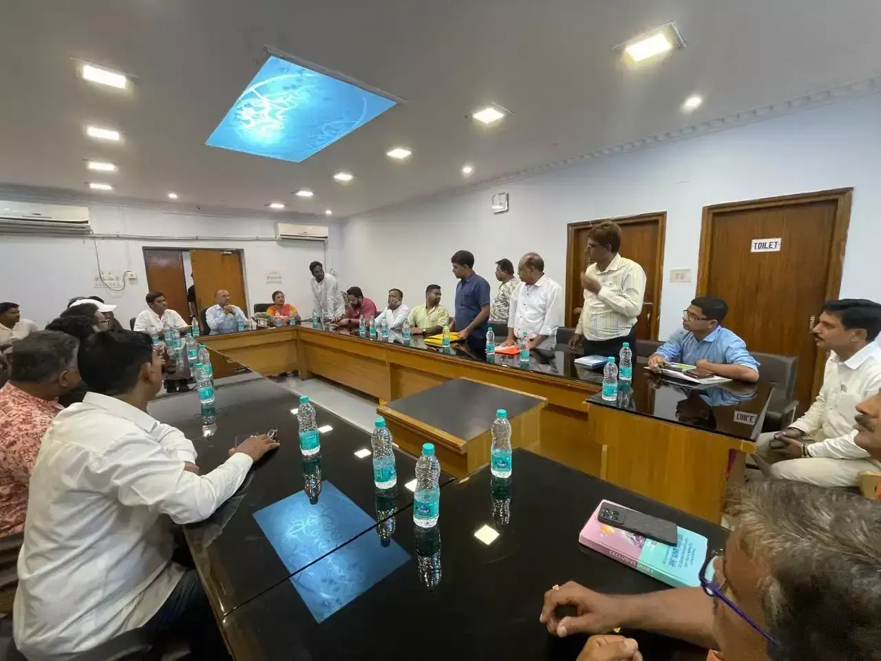 West Burdwan: डॉ. अजय पोद्दार ने पीडब्ल्यूडी अधिकारियों संग की समीक्षा बैठक West Burdwan: डॉ. अजय पोद्दार ने पीडब्ल्यूडी अधिकारियों संग की समीक्षा बैठक