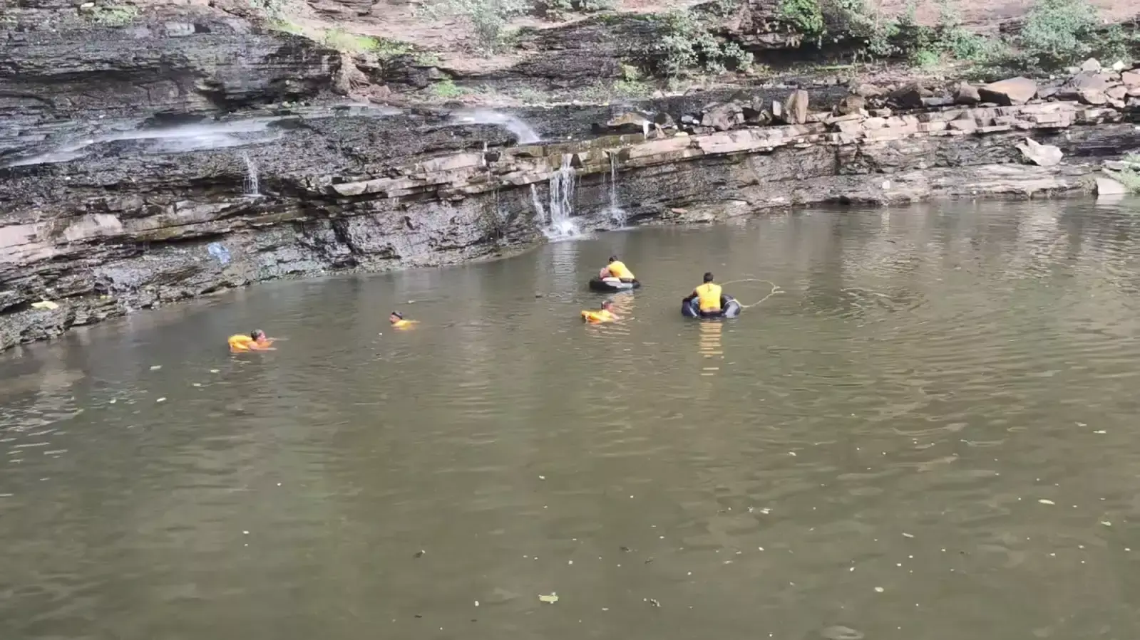 Chittorgarh: मेनाल झरने में डूबा युवक, सिविल डिफेंस ने चलाया रेस्क्यू अभियान Chittorgarh: मेनाल झरने में डूबा युवक, सिविल डिफेंस ने चलाया रेस्क्यू अभियान