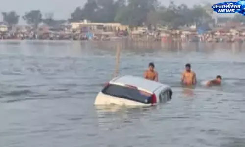 Kachhla गंगाघाट पर गंगा में डूबी नोएडा नंबर की कार, स्टंटबाजी के दौरान फंसी गाड़ी, पुलिस जांच शुरू Kachhla गंगाघाट पर गंगा में डूबी नोएडा नंबर की कार, स्टंटबाजी के दौरान फंसी गाड़ी, पुलिस जांच शुरू