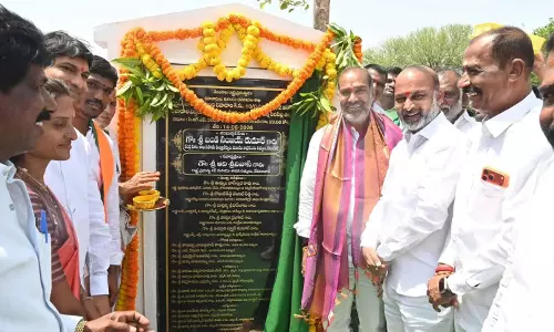 Hyderabad: राजनीतिक मतभेदों से ऊपर उठकर बंदी संजय ने की रेवंत की सराहना Hyderabad: राजनीतिक मतभेदों से ऊपर उठकर बंदी संजय ने की रेवंत की सराहना
