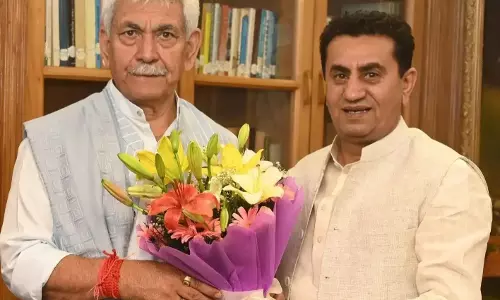 Srinagar: राजीव जसरोटिया ने एलजी मनोज सिन्हा से की मुलाकात, विकास पर हुई चर्चा
