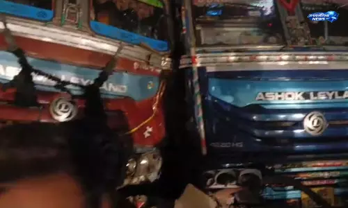Thane : कपूरबावड़ी में दो ट्रकों की भीषण टक्कर, सिने वंडर मॉल के पास सड़क हादसा Thane : कपूरबावड़ी में दो ट्रकों की भीषण टक्कर, सिने वंडर मॉल के पास सड़क हादसा
