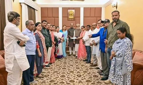 दो प्रमुख वजहें, जिनकी वजह से बागी सांसद टीएमसी पर कब्जा करने के बजाय नई पार्टी में शामिल हुए दो प्रमुख वजहें, जिनकी वजह से बागी सांसद टीएमसी पर कब्जा करने के बजाय नई पार्टी में शामिल हुए