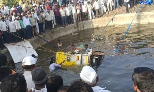 Solapur में दर्दनाक हादसा, श्रद्धालुओं से भरी पिकअप कुएं में गिरी; 8 की मौत, 7 घायल Solapur में दर्दनाक हादसा, श्रद्धालुओं से भरी पिकअप कुएं में गिरी; 8 की मौत, 7 घायल