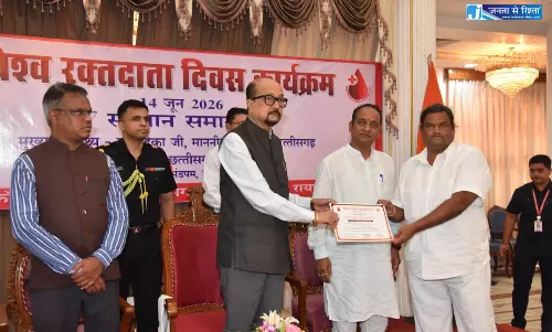राज्यपाल रेमन डेका ने नवदृष्टि फाउंडेशन के सदस्य रितेश जैन को किया सम्मानित राज्यपाल रेमन डेका ने नवदृष्टि फाउंडेशन के सदस्य रितेश जैन को किया सम्मानित