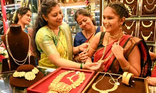 अमेरिका और ईरान शांति समझौते से कीमती धातुओं में भारी उछाल, सोना और चांदी 3 प्रतिशत तक चढ़े अमेरिका और ईरान शांति समझौते से कीमती धातुओं में भारी उछाल, सोना और चांदी 3 प्रतिशत तक चढ़े