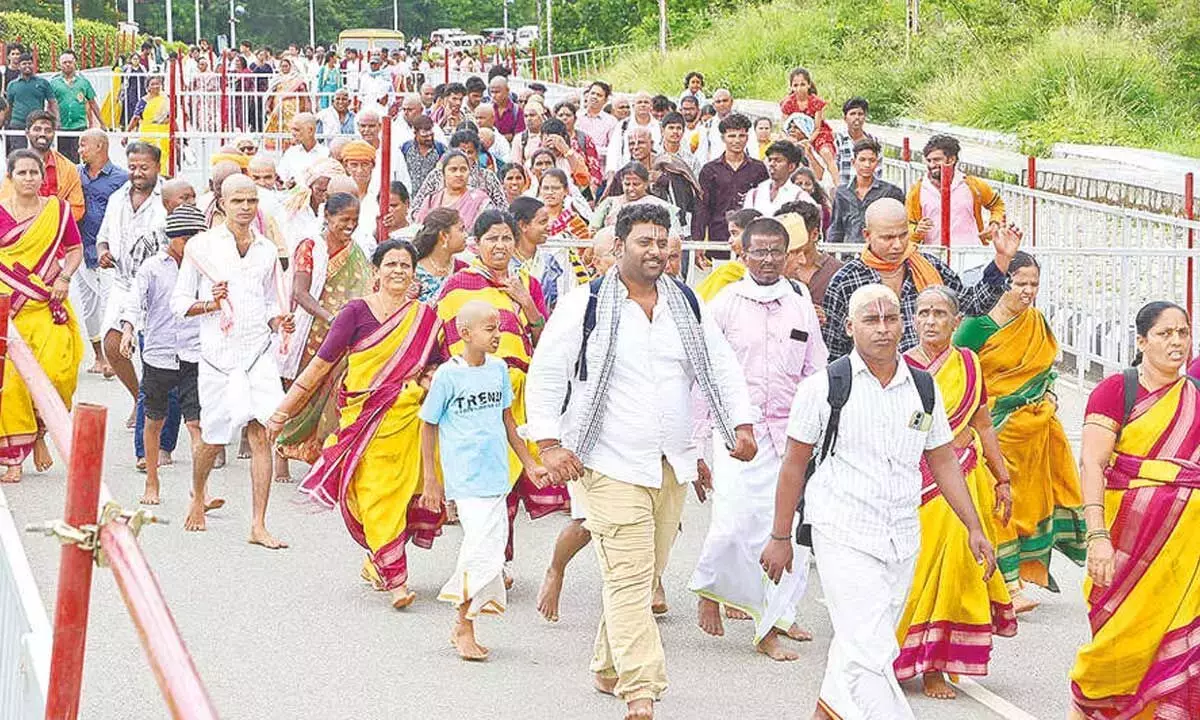 Andhra: तीर्थयात्रियों की बढ़ती संख्या को देखते हुए TTD ने इंतज़ाम बढ़ाए Andhra: तीर्थयात्रियों की बढ़ती संख्या को देखते हुए TTD ने इंतज़ाम बढ़ाए