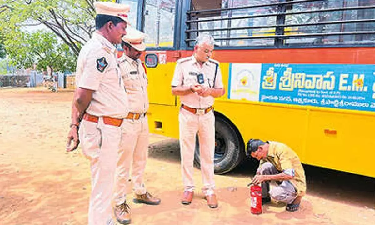 Andhra: पुलिस और RTA ने स्टूडेंट बसों की संयुक्त जांच शुरू की Andhra: पुलिस और RTA ने स्टूडेंट बसों की संयुक्त जांच शुरू की