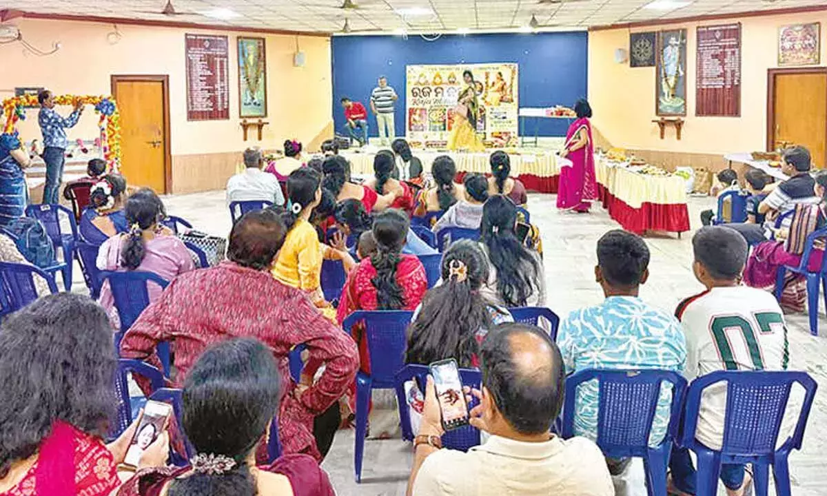 Andhra: उत्कल सांस्कृतिक समाज ने मनाया राजा पर्व Andhra: उत्कल सांस्कृतिक समाज ने मनाया राजा पर्व