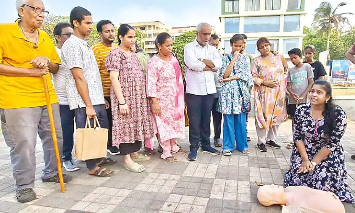 Andhra: बीच रोड पर मुफ़्त मेडिकल कैंप Andhra: बीच रोड पर मुफ़्त मेडिकल कैंप