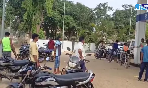 केशकाल में पेट्रोल और डीजल नहीं होने से लोग परेशान केशकाल में पेट्रोल और डीजल नहीं होने से लोग परेशान