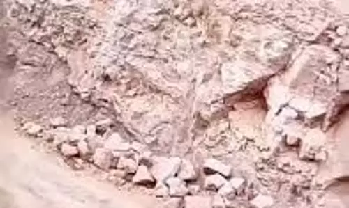 Rajouri: कलाबन गांव में अचानक जमीन धंसने से लोग परेशान Rajouri: कलाबन गांव में अचानक जमीन धंसने से लोग परेशान