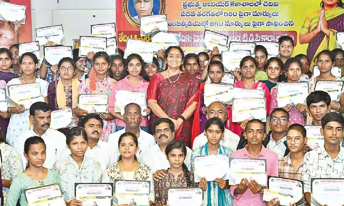 Andhra: मंत्री ने छात्र अभिनंदन समारोह में तल्लिकी वंदनम योजना पर प्रकाश डाला Andhra: मंत्री ने छात्र अभिनंदन समारोह में तल्लिकी वंदनम योजना पर प्रकाश डाला