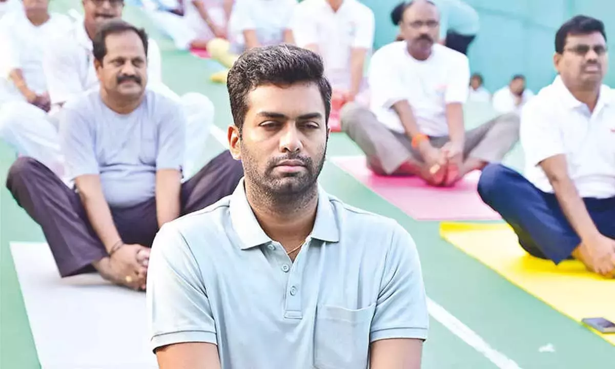 लोगों से योग को जीवनशैली का हिस्सा बनाने का आग्रह किया गया लोगों से योग को जीवनशैली का हिस्सा बनाने का आग्रह किया गया