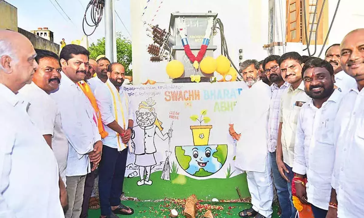 Andhra: MLA सत्या ने वार्ड 32 में ट्रांसफॉर्मर का उद्घाटन किया; मॉडल इंफ्रास्ट्रक्चर का वादा किया Andhra: MLA सत्या ने वार्ड 32 में ट्रांसफॉर्मर का उद्घाटन किया; मॉडल इंफ्रास्ट्रक्चर का वादा किया