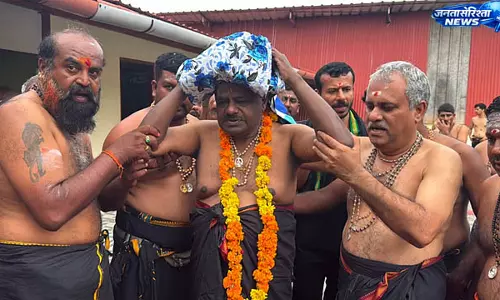 Union मंत्री एच.डी. कुमारस्वामी ने सबरीमाला यात्रा शुरू की, कोचीन में की विशेष पूजा