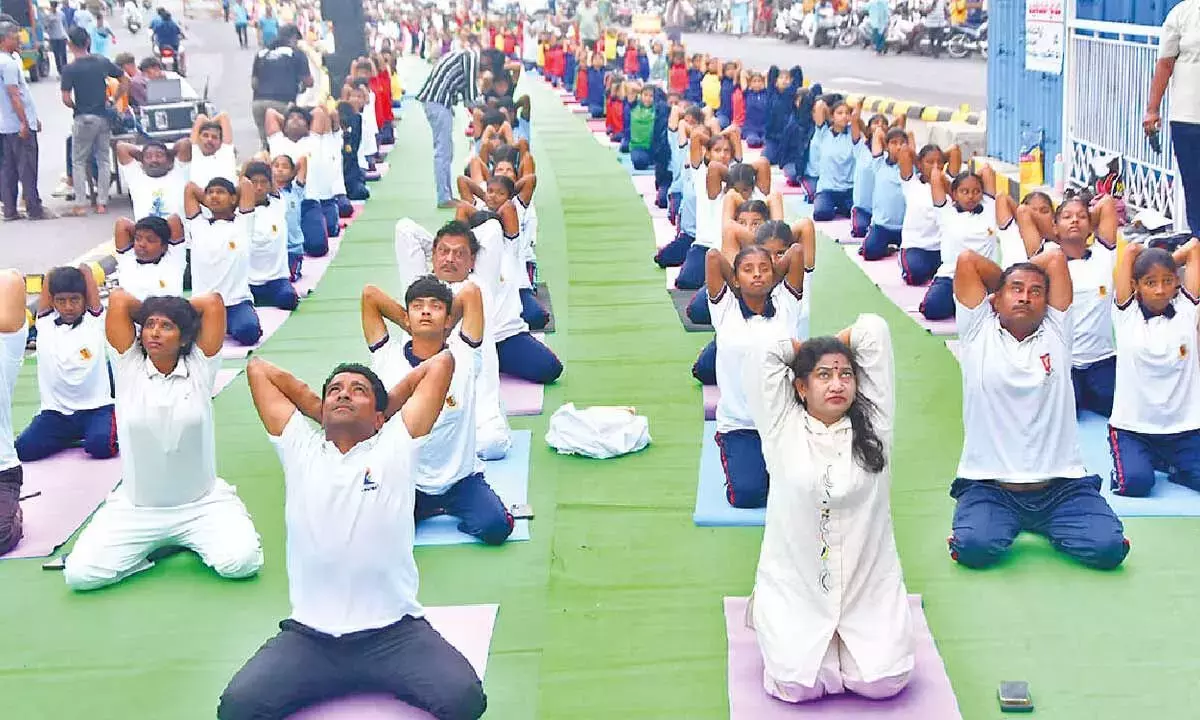 Andhra: योगान्ध्र-2026 में 600 छात्र भाग ले रहे हैं Andhra: योगान्ध्र-2026 में 600 छात्र भाग ले रहे हैं