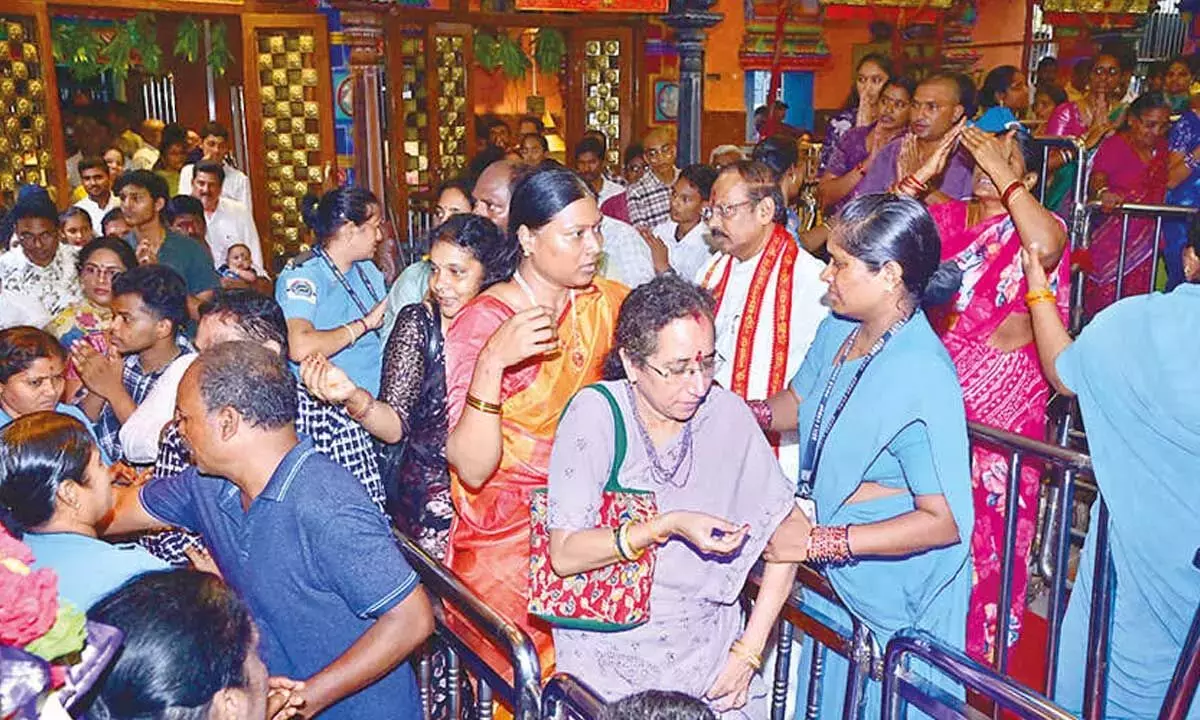Andhra: दुर्गा मंदिर में भक्तों की भारी भीड़ देखी गई Andhra: दुर्गा मंदिर में भक्तों की भारी भीड़ देखी गई