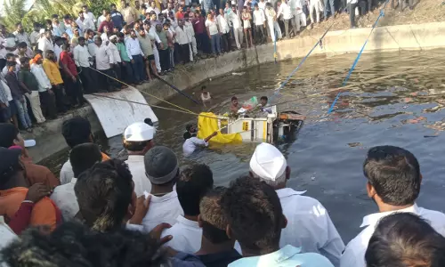 Solapur में सड़क किनारे बने कुएं में वैन गिरने से 8 लोगों की मौत Solapur में सड़क किनारे बने कुएं में वैन गिरने से 8 लोगों की मौत