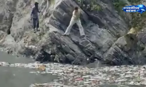 Chamba : रावी नदी में नहाते समय व्यक्ति बहा, मौत की आशंका Chamba : रावी नदी में नहाते समय व्यक्ति बहा, मौत की आशंका