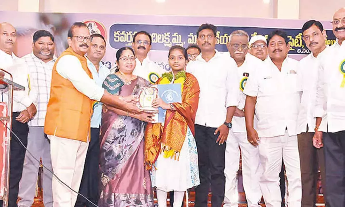 Andhra: छात्रों से पढ़ाई में बेहतर प्रदर्शन करने को कहा गया Andhra: छात्रों से पढ़ाई में बेहतर प्रदर्शन करने को कहा गया