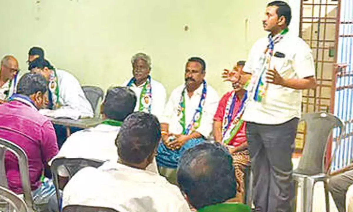 Andhra: पर्यटक नाव सेवाएँ स्थगित कर दी गई हैं Andhra: पर्यटक नाव सेवाएँ स्थगित कर दी गई हैं