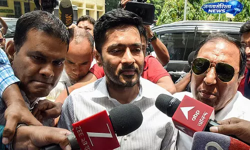 जमीन घोटाले मामले में TMC नेता के करीबी सुमित रॉय के खिलाफ गिरफ्तारी वारंट जारी जमीन घोटाले मामले में TMC नेता के करीबी सुमित रॉय के खिलाफ गिरफ्तारी वारंट जारी
