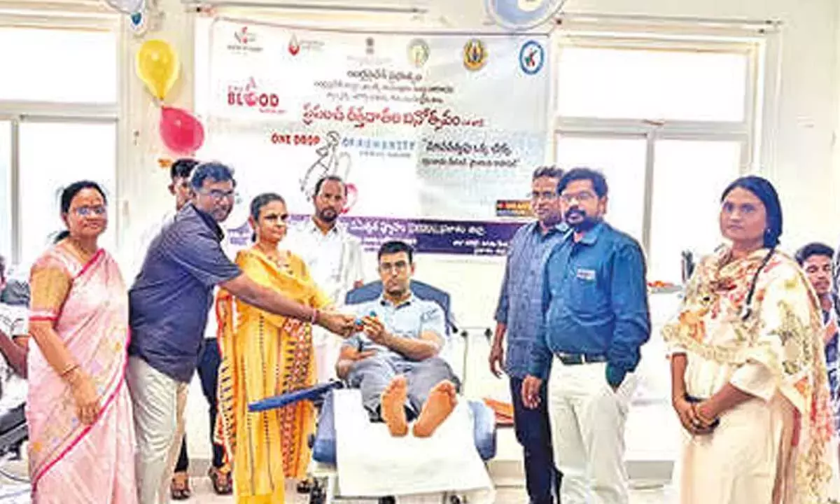 Andhra: दुर्लभ ब्लड ग्रुप की कमी को दूर करने पर ज़ोर दिया गया Andhra: दुर्लभ ब्लड ग्रुप की कमी को दूर करने पर ज़ोर दिया गया