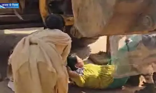 JCB के सामने कूदी महिला, अतिक्रमण हटाने के दौरान नारायणपुर में हंगामा JCB के सामने कूदी महिला, अतिक्रमण हटाने के दौरान नारायणपुर में हंगामा