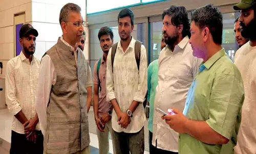 भारत लौटने से पहले दूत ने बचाए गए MT जलवीर क्रू से मुलाकात की भारत लौटने से पहले दूत ने बचाए गए MT जलवीर क्रू से मुलाकात की