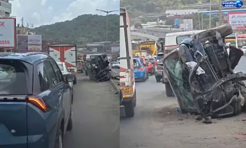 Kashimira ; वेस्टर्न एक्सप्रेस हाईवे पर कार पलटी, तेज़ रफ्तार बनी हादसे की वजह Kashimira ; वेस्टर्न एक्सप्रेस हाईवे पर कार पलटी, तेज़ रफ्तार बनी हादसे की वजह