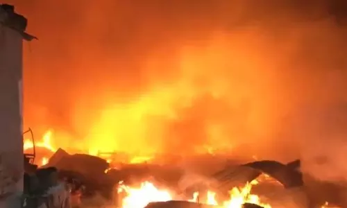 Reasi: रियासी में आगजनी से भारी नुकसान, दुकानों और गाड़ियों को क्षति Reasi: रियासी में आगजनी से भारी नुकसान, दुकानों और गाड़ियों को क्षति