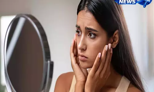 बार-बार फेस वॉश के बाद भी क्यों बढ़ जाती है ऑयली स्किन की समस्या? बार-बार फेस वॉश के बाद भी क्यों बढ़ जाती है ऑयली स्किन की समस्या?