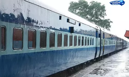 Morena train accident : पत्नी और बेटे को खोने वाले व्यक्ति का दर्द, हादसे ने उजाड़ा परिवार Morena train accident : पत्नी और बेटे को खोने वाले व्यक्ति का दर्द, हादसे ने उजाड़ा परिवार