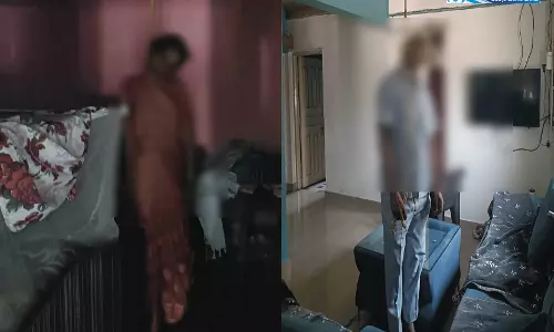 पति-पत्नी की लाश अलग-अलग कमरे में फंदे पर मिली पति-पत्नी की लाश अलग-अलग कमरे में फंदे पर मिली