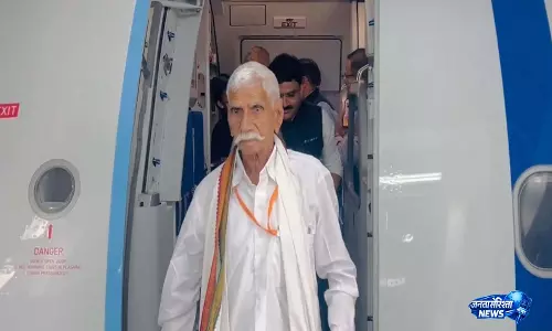 Jewar के किसानों ने नोएडा एयरपोर्ट से पहली कमर्शियल फ्लाइट से लखनऊ के लिए उड़ान भरी Jewar के किसानों ने नोएडा एयरपोर्ट से पहली कमर्शियल फ्लाइट से लखनऊ के लिए उड़ान भरी