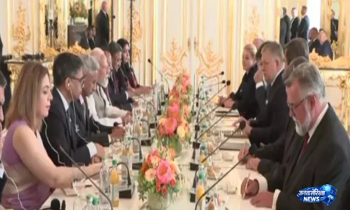 PM Modi ने ब्रातिस्लावा में स्लोवाक प्रधानमंत्री रॉबर्ट फिको के साथ प्रतिनिधिमंडल स्तर की बातचीत की PM Modi ने ब्रातिस्लावा में स्लोवाक प्रधानमंत्री रॉबर्ट फिको के साथ प्रतिनिधिमंडल स्तर की बातचीत की