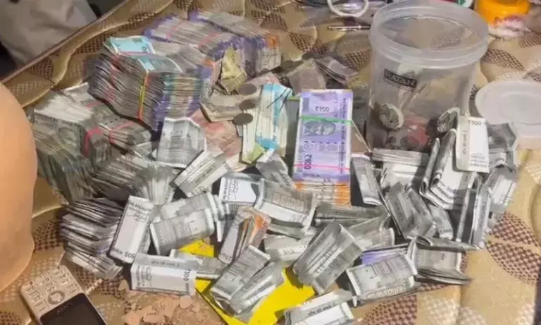 Assam: डिब्रूगढ़ पुलिस ने 10 लोगों को गिरफ्तार किया, हेरोइन और नकदी जब्त Assam: डिब्रूगढ़ पुलिस ने 10 लोगों को गिरफ्तार किया, हेरोइन और नकदी जब्त