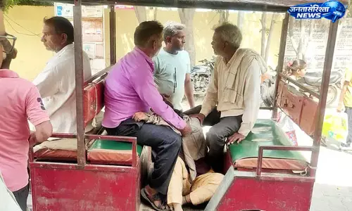 UP : करंट लगने से युवती की मौत, एंबुलेंस न मिलने पर पिता शव को ई-रिक्शा में लेकर भटके UP : करंट लगने से युवती की मौत, एंबुलेंस न मिलने पर पिता शव को ई-रिक्शा में लेकर भटके