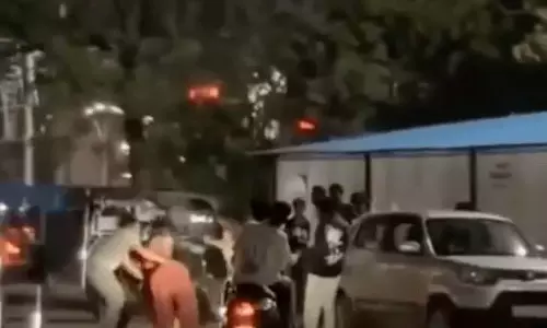 लात से महिला को मारा, रायपुर रेलवे स्टेशन की घटना, इंसानियत शर्मशार लात से महिला को मारा, रायपुर रेलवे स्टेशन की घटना, इंसानियत शर्मशार
