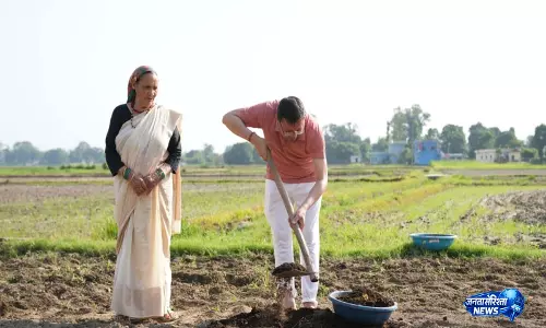 उत्तराखंड के CM धामी ने ऑर्गेनिक खेती को बढ़ावा दिया, खटीमा में अपने निजी घर पर खेत जोता उत्तराखंड के CM धामी ने ऑर्गेनिक खेती को बढ़ावा दिया, खटीमा में अपने निजी घर पर खेत जोता
