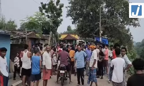 हाइवा की चपेट में आने से टाटा मोटर्स के कर्मचारी की मौत, विरोध में सड़क जाम हाइवा की चपेट में आने से टाटा मोटर्स के कर्मचारी की मौत, विरोध में सड़क जाम