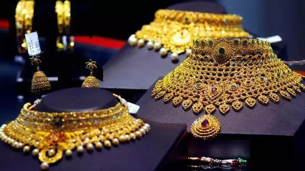 सोने की कीमत में प्रति सॉवरेन ₹1,800 की बढ़ोतरी, आज का भाव ₹1,11,120 सोने की कीमत में प्रति सॉवरेन ₹1,800 की बढ़ोतरी, आज का भाव ₹1,11,120