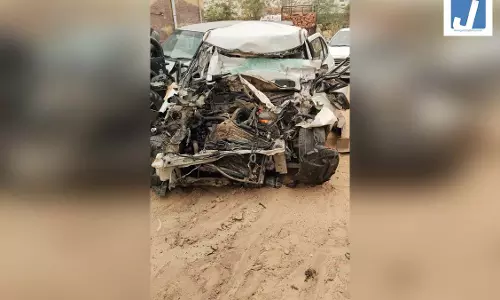 कार-ट्रक की टक्कर में छह लोगों की मौत