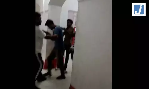 OMG! रेलवे स्टेशन पर तत्काल टिकट को लेकर बवाल OMG! रेलवे स्टेशन पर तत्काल टिकट को लेकर बवाल